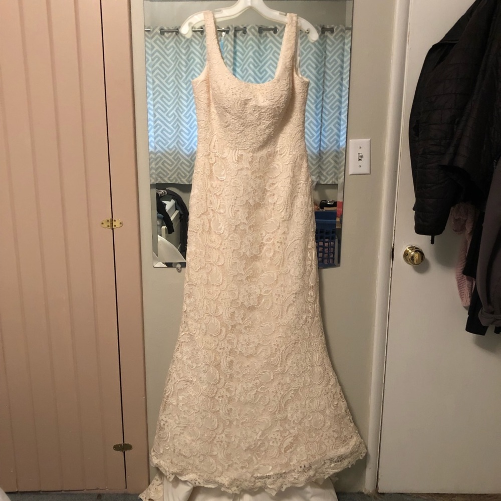 Classy, elegant, trumpet-style wedding gown - Picture 1 of 5